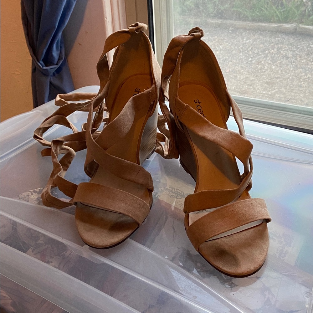 Cute wedge wrap arounds - Picture 4 of 7